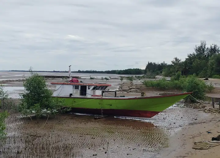 Perahu Hijau di Pantai Biru Jejak Nelayan Cerita Wisata dari Desa Kersik